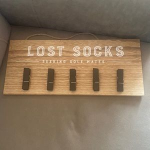 Lost socks sign to hold single socks